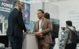 AMAZEMET representative discussing metal powder technologies with a visitor at Święto Polskich Innowacji 2026