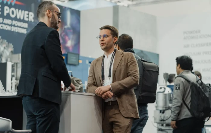 AMAZEMET representative discussing metal powder technologies with a visitor at Święto Polskich Innowacji 2026