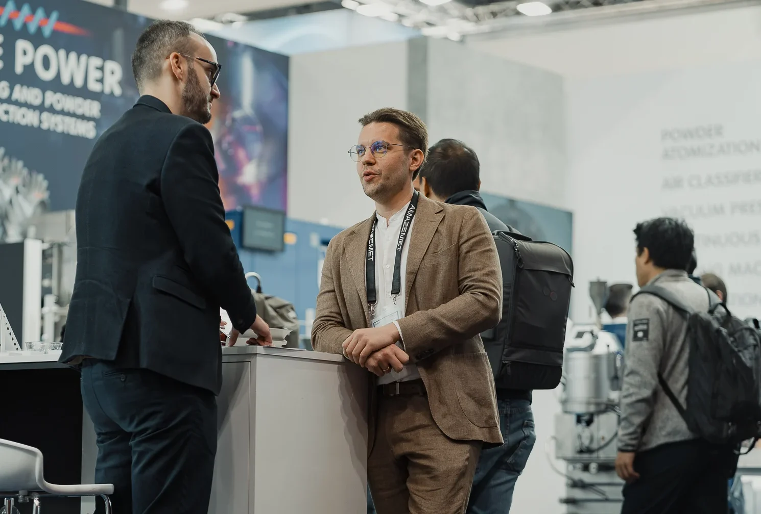 AMAZEMET representative discussing metal powder technologies with a visitor at Święto Polskich Innowacji 2026